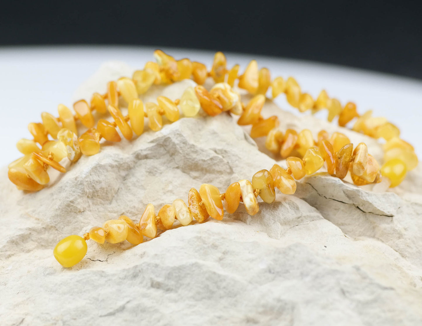 Chip style amber choker