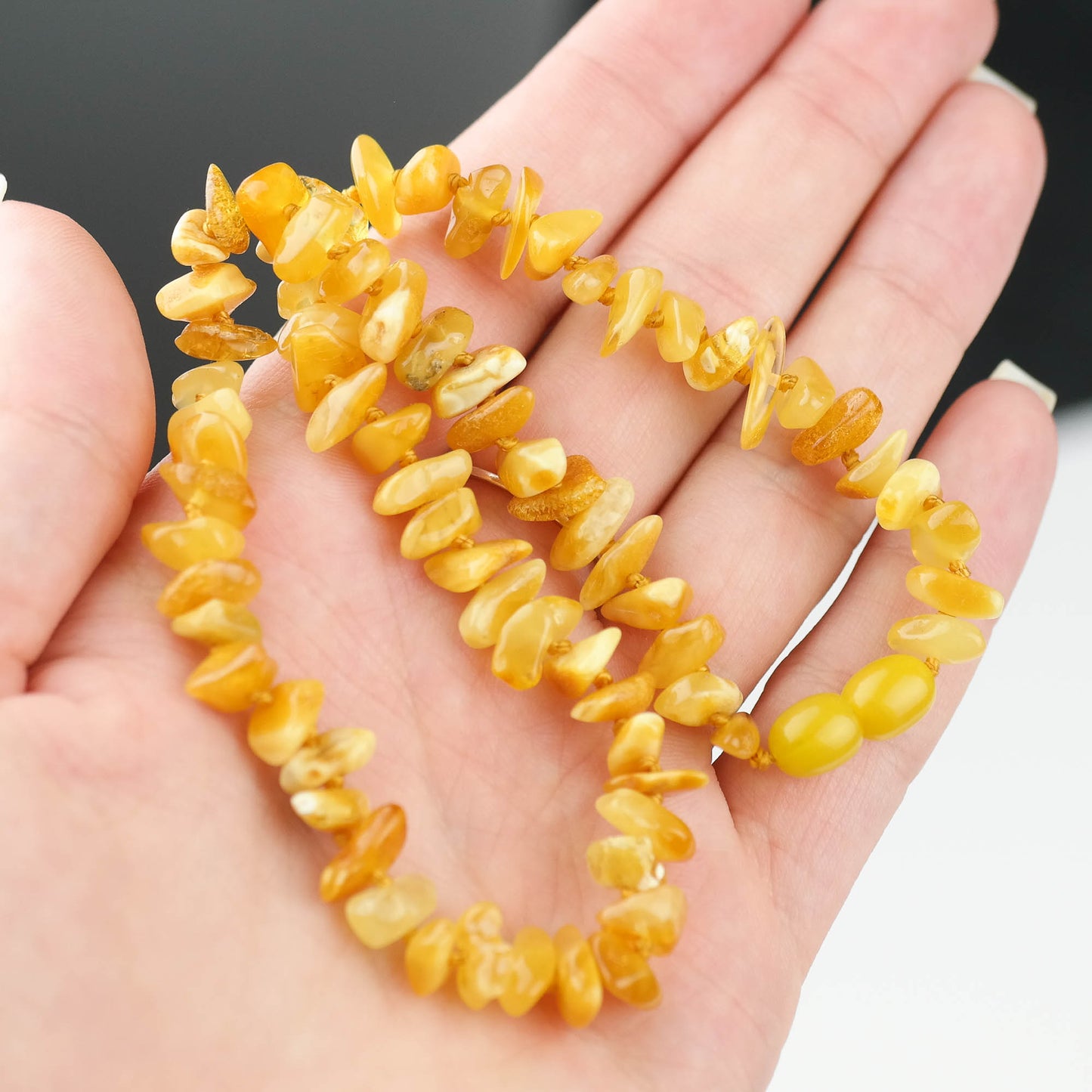Chip style amber choker