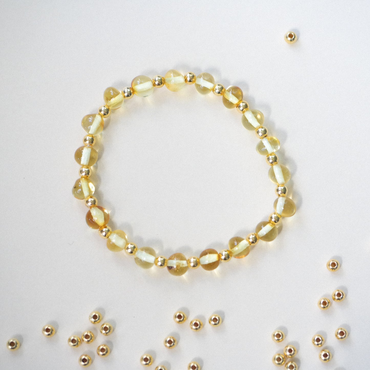 Chic amber bracelets with gold colour spacers