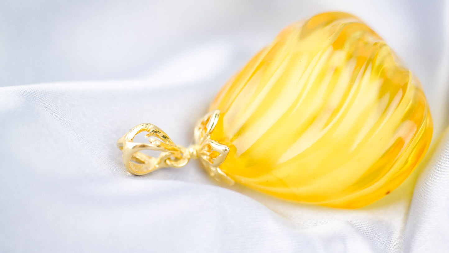 Stunning natural amber gold plated pendant