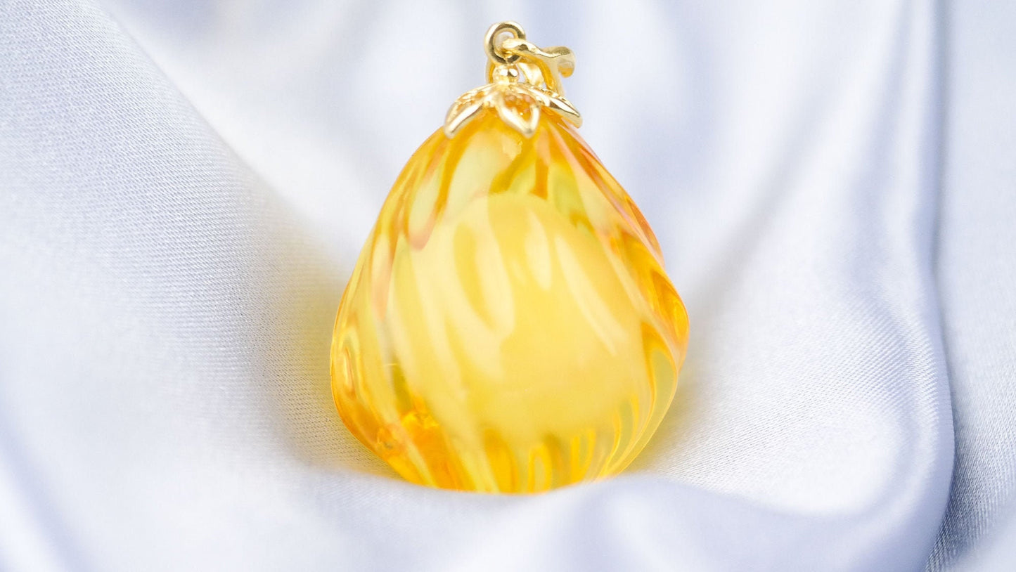 Stunning natural amber gold plated pendant