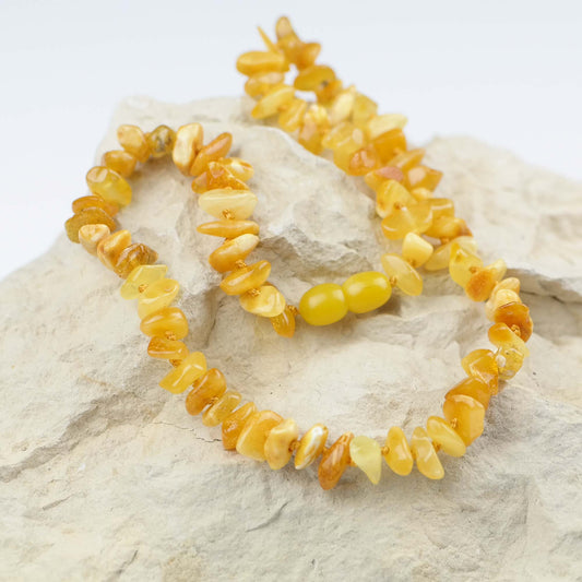 Chip style amber choker