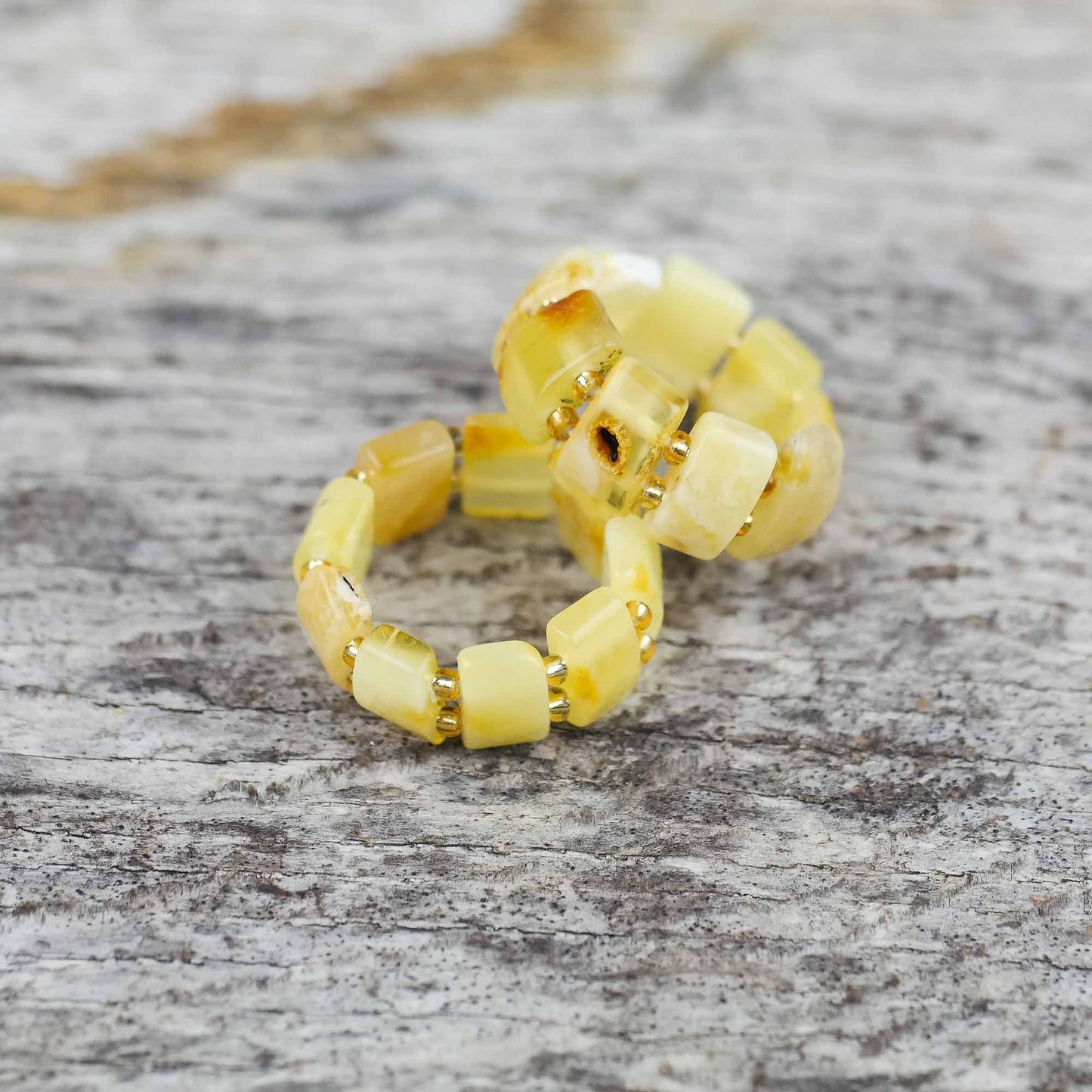 Elastic amber ring